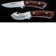 Na obrázku je to dolný nôž
Originálny a štýlový sťahovací nôž Sauer s puzdrom.
- Dĺžka čepele 7cm - na hornej časti špeciálny háčik pre rýchle a precízne stiahnutie
- Nerezová oceľ 440
- Orechové črienky
- Na čepeli leptaný znak Sauer